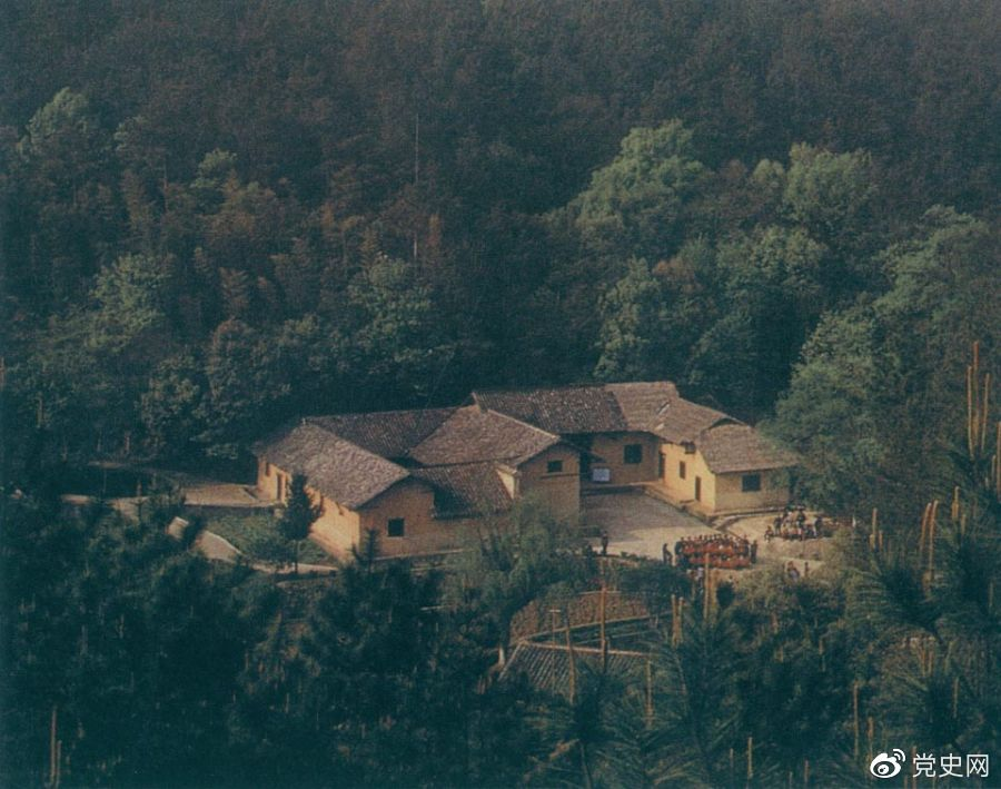 毛澤東故居——湖南省湘潭縣韶山?jīng)_上屋場(chǎng)。1893年12月26日，毛澤東在這里誕生。