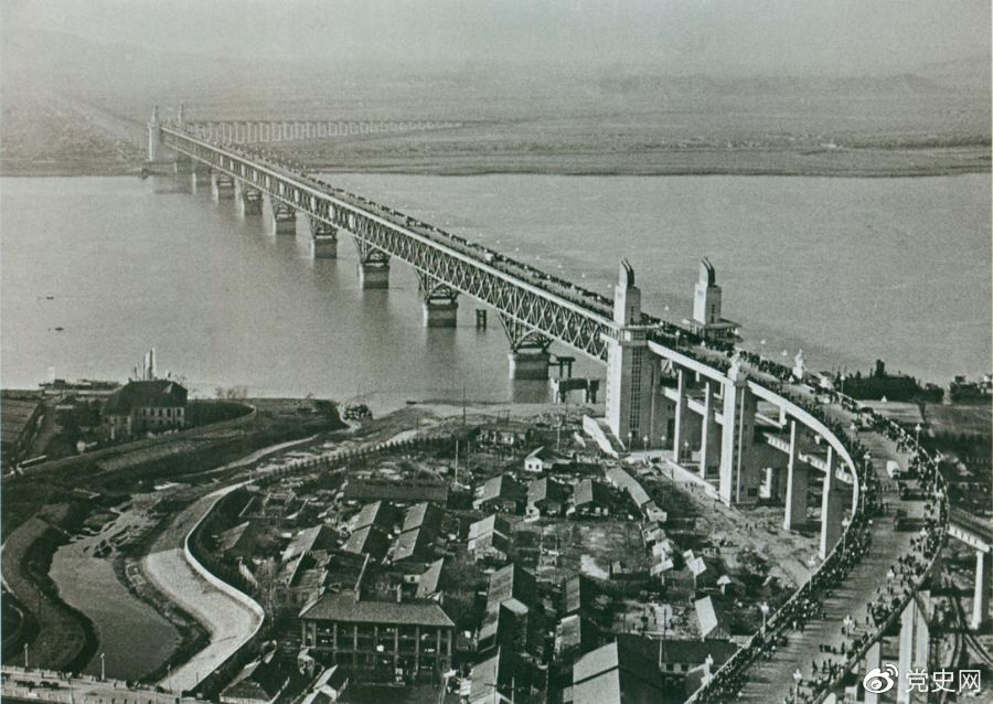1968年12月29日， 南京長江大橋全面建成通車。這是當(dāng)時(shí)中國自行設(shè)計(jì)建造的最大的鐵路、公路兩用橋。